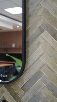 Le zellige c’est bien plus qu’un revêtement ! 
c’est un vrai parti pris deco selon la pose choisie 

la pose décalée, en...