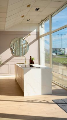 Dans cette cuisine, rien n’est vraiment ce qu’il paraît… 👀✨
Hotte dissimulée, porte escamotable, prise magique et meuble...