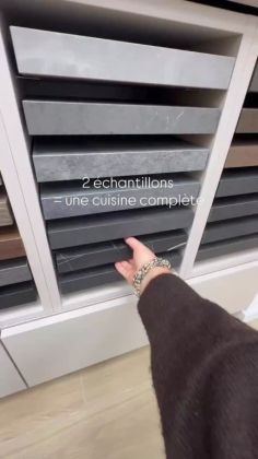 Choisir ses matériaux, c’est imaginer le rendu final ! 

Ici : deux échantillons 👉 une cuisine harmonieuse et cohérente....