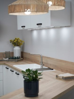 On y prépare le café du matin,
les repas improvisés,
les grandes tablées.

Des cuisines pensées pour le quotidien,
signées...