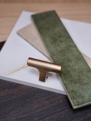 Deux moodboards matériaux,
Deux style de cuisine ! ✨

Plutôt team verte ou team rose ?