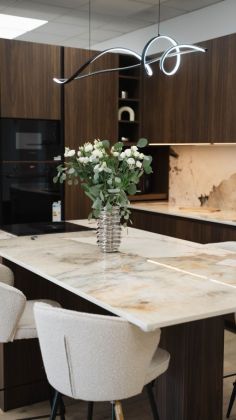 Notre cuisine fait environ 11m2 avec un îlot centrale pour 4 personnes et tout l’électroménager intégré ! 
Hotte aspirante...