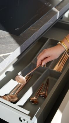 Parfois les rangements sont tellement bien intégrés qu’on les oublie… 

Ici, un tiroir à l’anglaise pour les couverts....